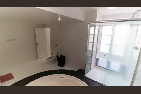 Casa de condomínio para alugar com 440m², 5 quartos e 3 vagasBanheiro da Suíte 2