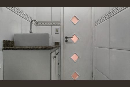 Casa à venda com 95m², 2 quartos e 2 vagas Casa à venda com 95m², 2 quartos e 2 vagasBanheiro social