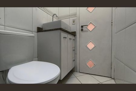 Casa à venda com 95m², 2 quartos e 2 vagas Casa à venda com 95m², 2 quartos e 2 vagasBanheiro social