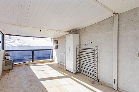 Casa à venda com 210m², 3 quartos e 2 vagas Casa à venda com 210m², 3 quartos e 2 vagasVaranda e Área de serviço