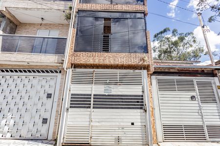 Casa à venda com 210m², 3 quartos e 2 vagas Casa à venda com 210m², 3 quartos e 2 vagasFachada