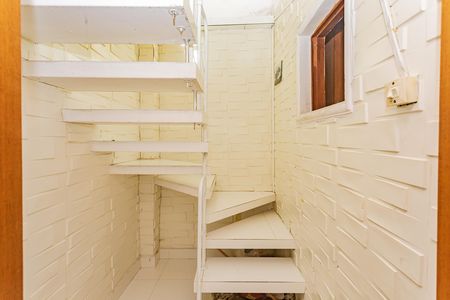Casa à venda com 210m², 3 quartos e 2 vagas Casa à venda com 210m², 3 quartos e 2 vagasEscada