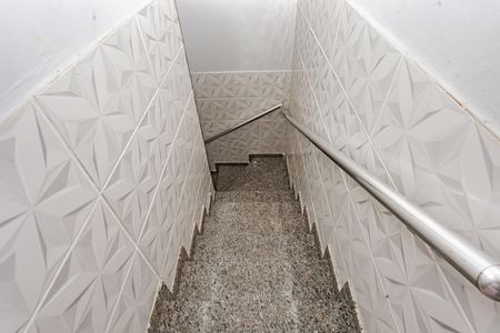 Casa à venda com 210m², 3 quartos e 2 vagas Casa à venda com 210m², 3 quartos e 2 vagasEscada