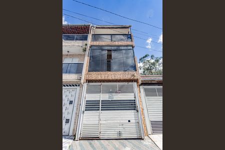 Casa à venda com 210m², 3 quartos e 2 vagas Casa à venda com 210m², 3 quartos e 2 vagasFachada