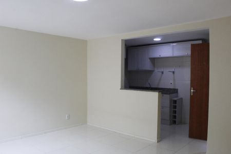 Sala/Cozinha de casa de condomínio para alugar com 3 quartos, 100m² em Pechincha, Rio de Janeiro