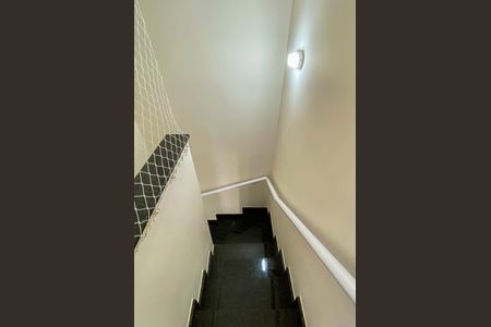 Apartamento à venda com 55m², 2 quartos e 1 vaga Apartamento à venda com 55m², 2 quartos e 1 vagaEscada