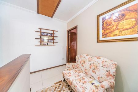 Casa à venda com 192m², 2 quartos e 2 vagas Casa à venda com 192m², 2 quartos e 2 vagasHall da escada e escritório