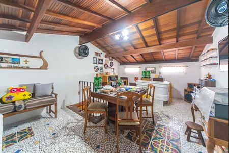 Casa à venda com 192m², 2 quartos e 2 vagas Casa à venda com 192m², 2 quartos e 2 vagasSótão