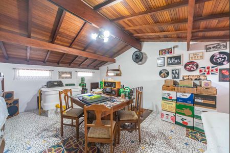 Casa à venda com 192m², 2 quartos e 2 vagas Casa à venda com 192m², 2 quartos e 2 vagasSótão