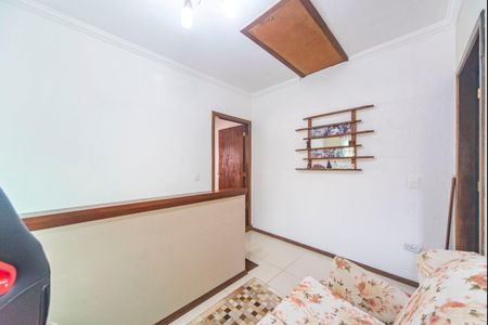 Casa à venda com 192m², 2 quartos e 2 vagas Casa à venda com 192m², 2 quartos e 2 vagasHall da escada e escritório