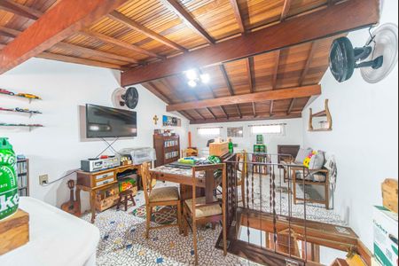 Casa à venda com 192m², 2 quartos e 2 vagas Casa à venda com 192m², 2 quartos e 2 vagasSótão