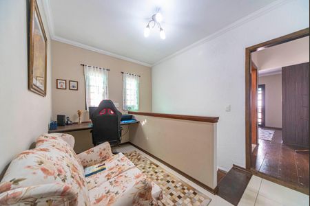 Casa à venda com 192m², 2 quartos e 2 vagas Casa à venda com 192m², 2 quartos e 2 vagasHall da escada e escritório