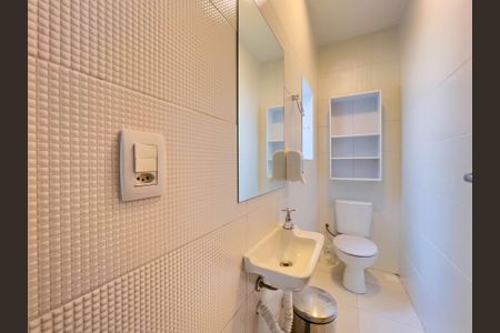 Casa à venda com 120m², 2 quartos e sem vaga Casa à venda com 120m², 2 quartos e sem vagaBanheiro de serviço