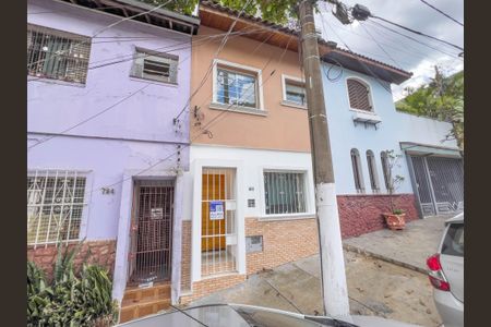 Casa à venda com 120m², 2 quartos e sem vaga Casa à venda com 120m², 2 quartos e sem vagaFachada