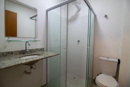 Banheiro de kitnet/studio para alugar com 1 quarto, 63m² em Campo Belo, São Paulo