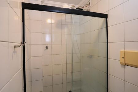 Banheiro social de kitnet/studio para alugar com 1 quarto, 26m² em Santo Agostinho, Belo Horizonte