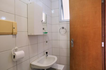Banheiro social de kitnet/studio para alugar com 1 quarto, 26m² em Santo Agostinho, Belo Horizonte