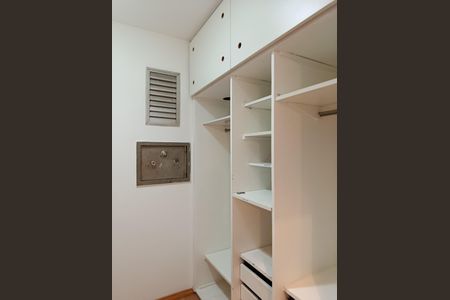 Apartamento à venda com 175m², 3 quartos e 1 vaga Apartamento à venda com 175m², 3 quartos e 1 vagaCloset da suíte