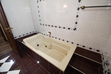 Casa de condomínio para alugar com 550m², 4 quartos e 4 vagasBanheiro da Suíte