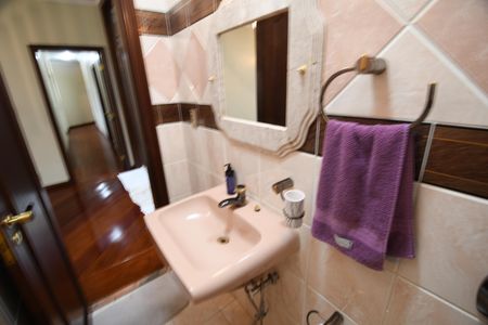 Casa de condomínio para alugar com 550m², 4 quartos e 4 vagasLavabo