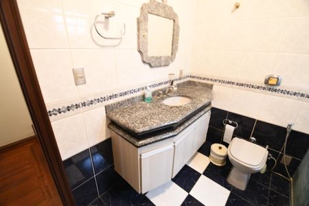 Casa de condomínio para alugar com 550m², 4 quartos e 4 vagasBanheiro Social