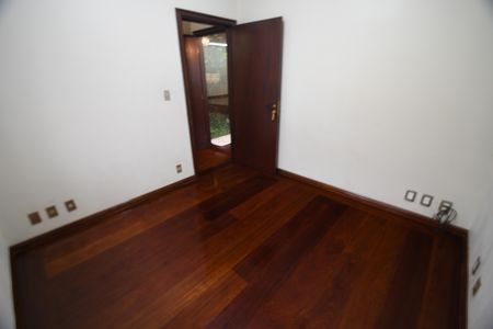 Casa de condomínio para alugar com 550m², 4 quartos e 4 vagasEscritório