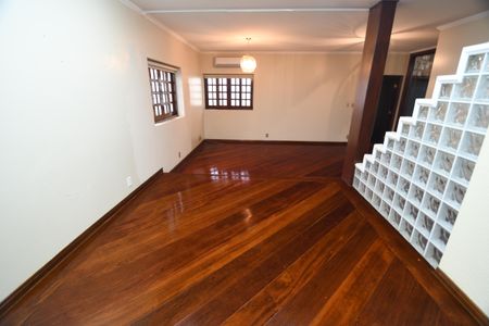 Casa de condomínio para alugar com 550m², 4 quartos e 4 vagasSala