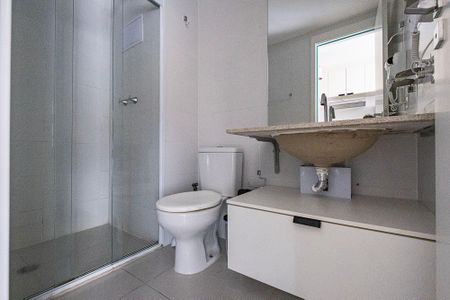 Banheiro social de kitnet/studio para alugar com 1 quarto, 26m² em Pinheiros, São Paulo