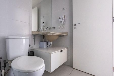 Banheiro social de kitnet/studio para alugar com 1 quarto, 26m² em Pinheiros, São Paulo