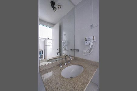 Banheiro social de kitnet/studio para alugar com 1 quarto, 26m² em Pinheiros, São Paulo