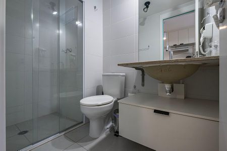 Banheiro de kitnet/studio para alugar com 1 quarto, 26m² em Pinheiros, São Paulo