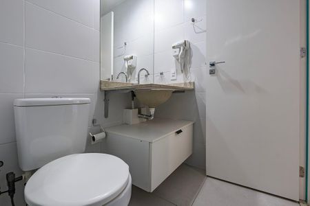Banheiro de kitnet/studio para alugar com 1 quarto, 26m² em Pinheiros, São Paulo