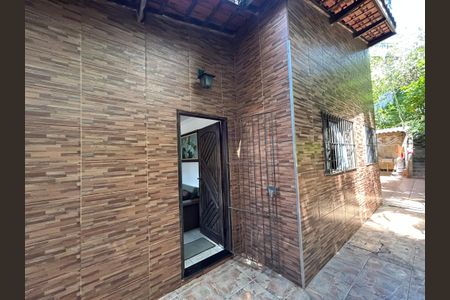 Casa à venda com 90m², 4 quartos e 5 vagas Casa à venda com 90m², 4 quartos e 5 vagasEntrada