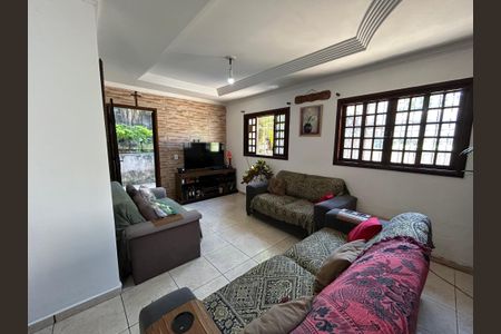 Casa à venda com 90m², 4 quartos e 5 vagas Casa à venda com 90m², 4 quartos e 5 vagasSala