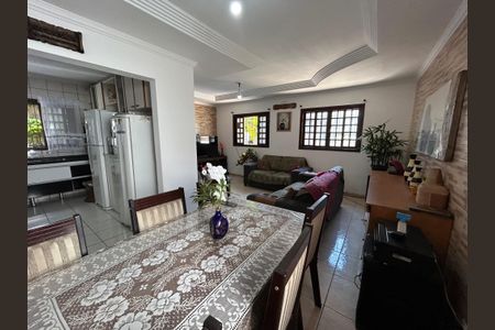 Casa à venda com 90m², 4 quartos e 5 vagas Casa à venda com 90m², 4 quartos e 5 vagasSala