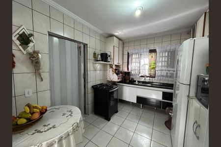 Casa à venda com 90m², 4 quartos e 5 vagas Casa à venda com 90m², 4 quartos e 5 vagasCozinha