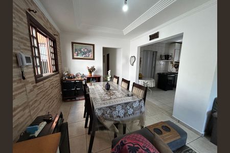 Casa à venda com 90m², 4 quartos e 5 vagas Casa à venda com 90m², 4 quartos e 5 vagasSala