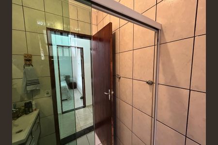 Casa à venda com 90m², 4 quartos e 5 vagas Casa à venda com 90m², 4 quartos e 5 vagasBanheiro 1