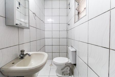 Banheiro Social de casa para alugar com 1 quarto, 45m² em Conjunto Habitacional A E Carvalho, São Paulo