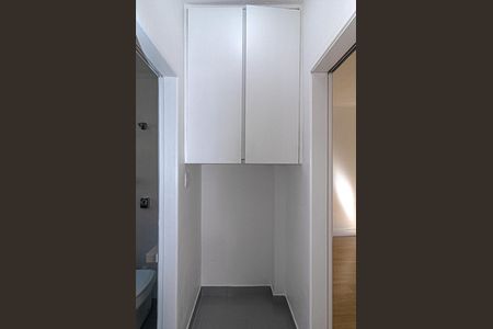 hall entre o banheiro social e o quarto_1 de apartamento à venda com 1 quarto, 60m² em Aclimação , São Paulo