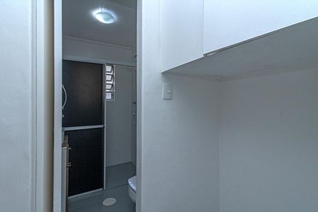 hall entre o banheiro social e o quarto_2 de apartamento à venda com 1 quarto, 60m² em Aclimação , São Paulo