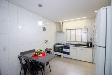 Casa à venda com 232m², 3 quartos e 2 vagasCozinha e Área de Serviço