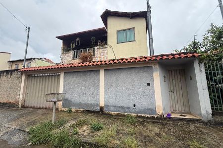 Casa à venda com 232m², 3 quartos e 2 vagasFachada