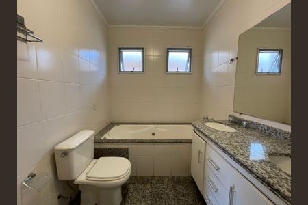 Apartamento à venda com 216m², 4 quartos e 3 vagasBanheiro da Suíte 2