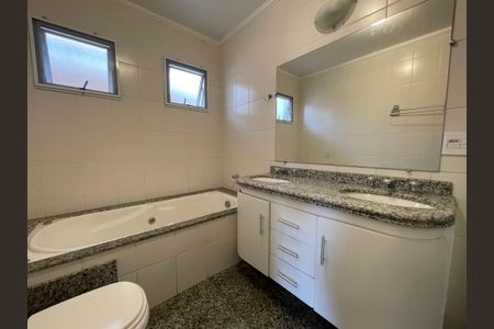 Apartamento à venda com 216m², 4 quartos e 3 vagasBanheiro da Suíte 2
