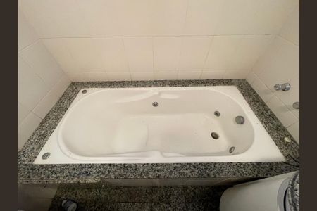 Apartamento à venda com 216m², 4 quartos e 3 vagasBanheiro da Suíte 2