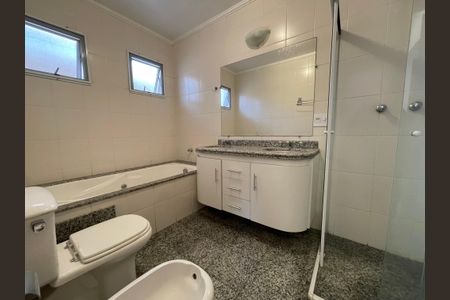Apartamento à venda com 216m², 4 quartos e 3 vagasBanheiro da Suíte 2