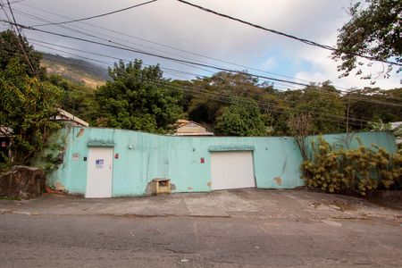 Casa de condomínio à venda com 1700m², 4 quartos e 3 vagasFachada