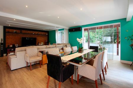 Casa de condomínio à venda com 1700m², 4 quartos e 3 vagasSala