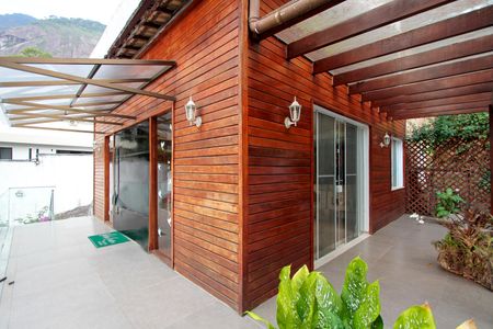 Casa de condomínio à venda com 1700m², 4 quartos e 3 vagasQuintal 